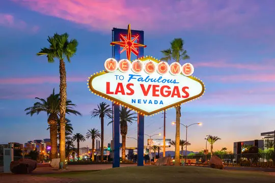A beautiful picture of the Las Vegas sign at dusk.